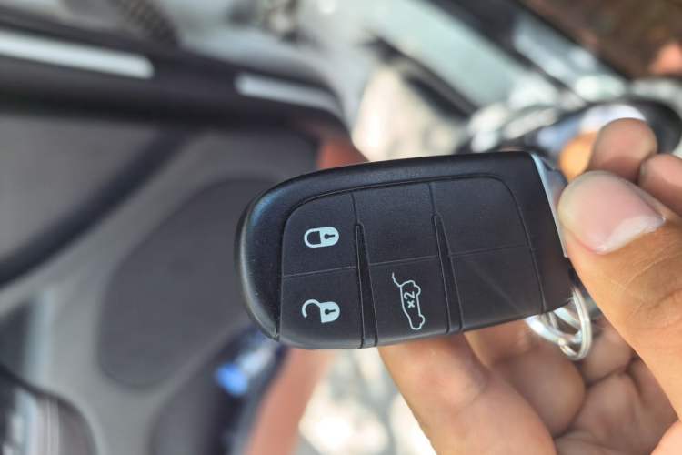 Used Jeep Grand Cherokee 2014 3.0L Comfort Navigation Edition Vehicle Key