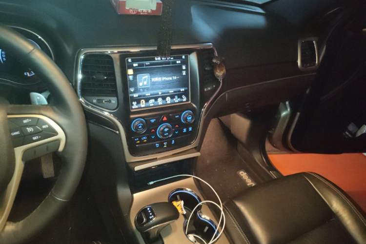 Used Jeep Grand Cherokee 2014 3.0L Comfort Navigation Edition Audio And AC Panel