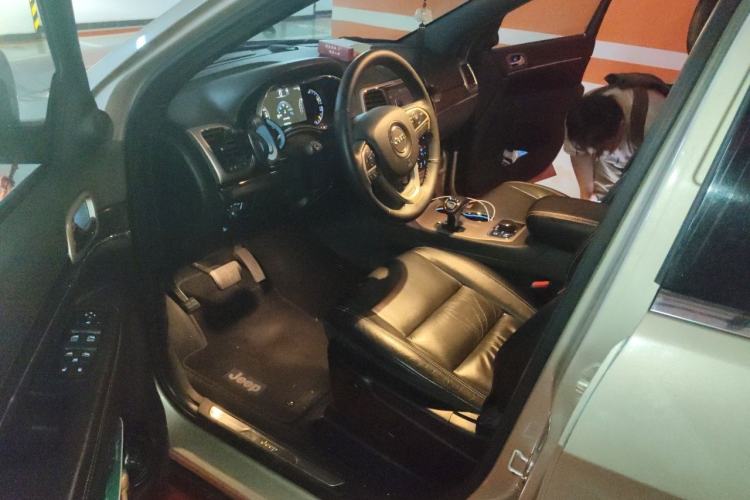 Used Jeep Grand Cherokee 2014 3.0L Comfort Navigation Edition Driver Seat