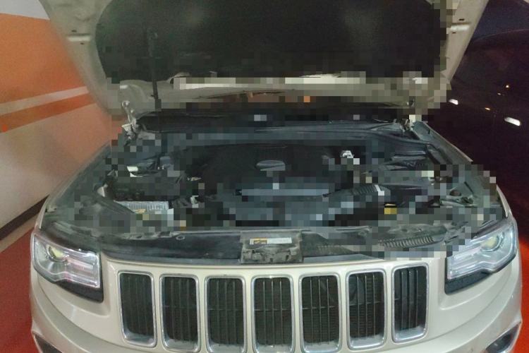 Used Jeep Grand Cherokee 2014 3.0L Comfort Navigation Edition Engine Bay