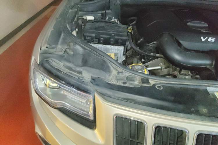Used Jeep Grand Cherokee 2014 3.0L Comfort Navigation Edition Engine Bay Right
