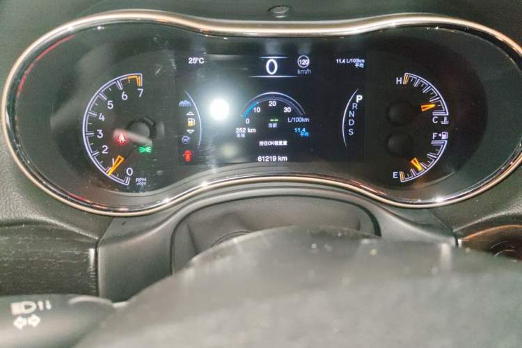 Used Jeep Grand Cherokee 2014 3.0L Comfort Navigation Edition Odometer Close Up