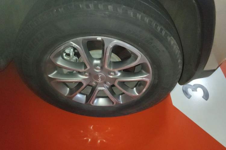 Used Jeep Grand Cherokee 2014 3.0L Comfort Navigation Edition Right Front Wheel Hub