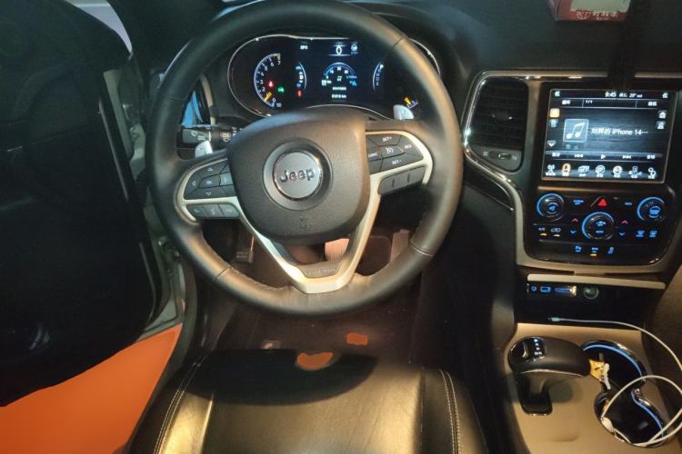 Used Jeep Grand Cherokee 2014 3.0L Comfort Navigation Edition Steering Wheel