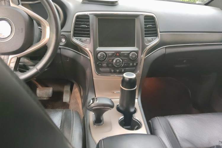 Used Jeep Grand Cherokee 2015 3.0L Comfort Navigation Edition Audio And AC Panel