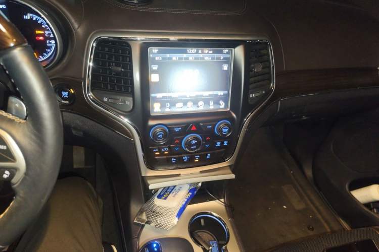 Used Jeep Grand Cherokee 2015 3.6L Luxury Navigation Edition Audio And AC Panel