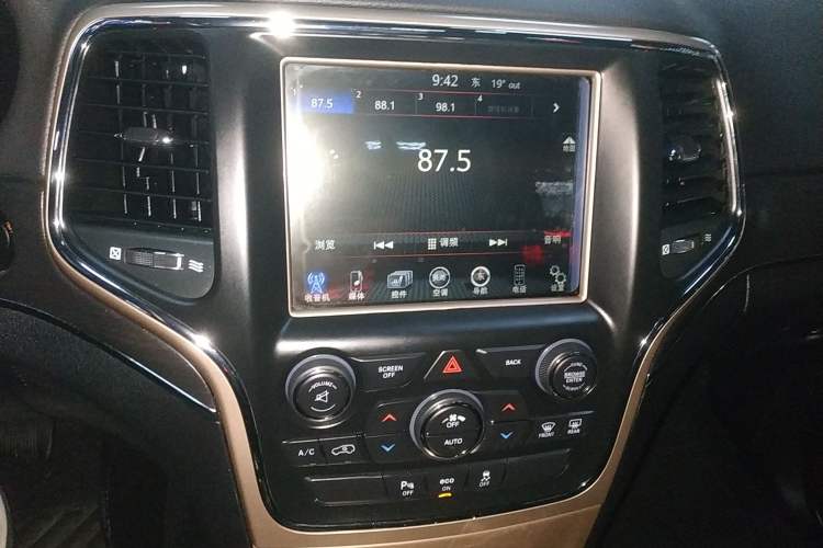 Used Jeep Grand Cherokee 2015 3.0L Comfort Navigation Edition Audio And AC Panel