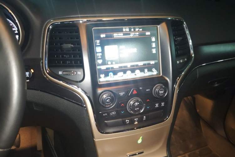 Used Jeep Grand Cherokee 2015 3.0L Comfort Navigation Edition Audio And AC Panel
