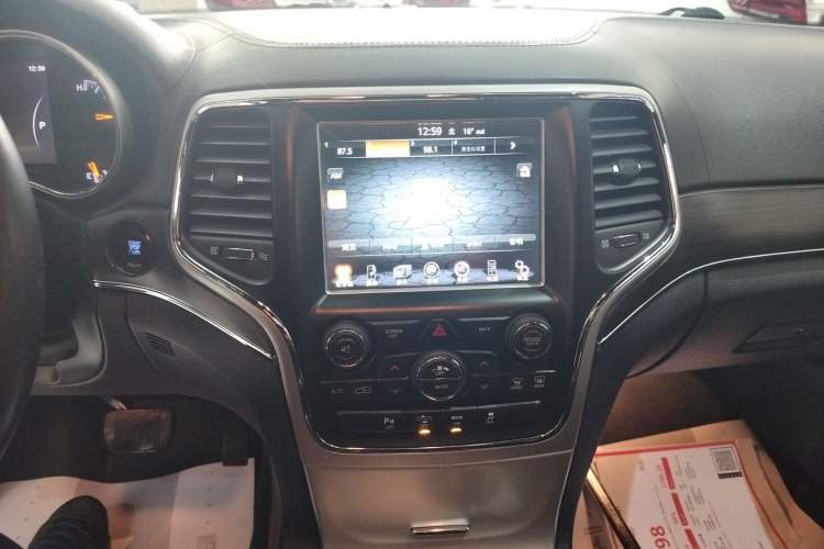 Used Jeep Grand Cherokee 2015 3.6L Luxury Navigation Edition Audio And AC Panel