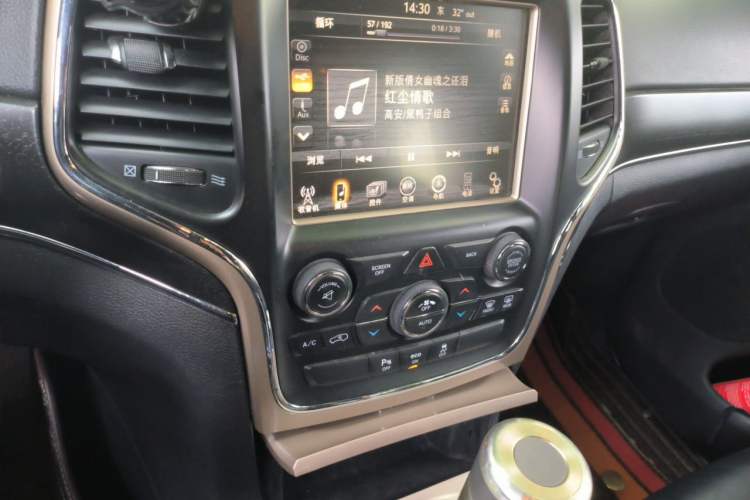 Used Jeep Grand Cherokee 2015 3.0TD Diesel Comfort Navigation Edition Audio And AC Panel
