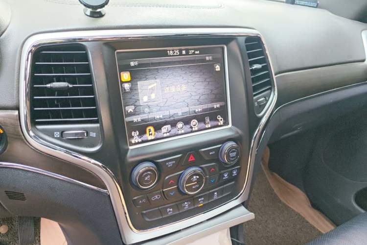 Used Jeep Grand Cherokee 2015 3.6L Luxury Navigation Edition Audio And AC Panel