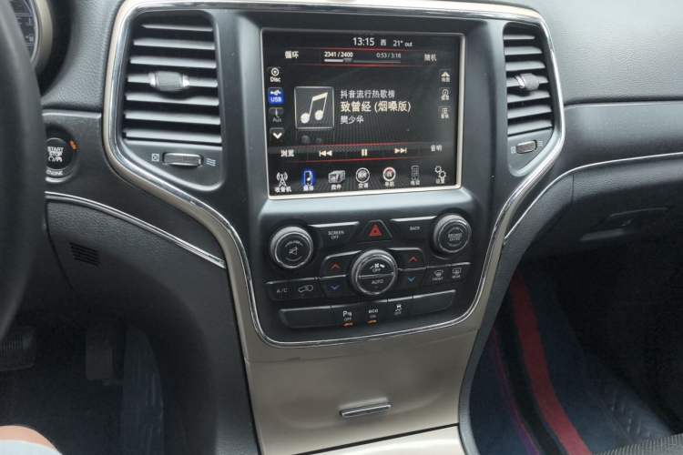 Used Jeep Grand Cherokee 2015 3.0TD Diesel Elite Navigation Edition Audio And AC Panel