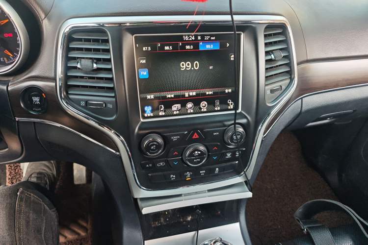 Used Jeep Grand Cherokee 2015 3.6L Luxury Navigation Edition Audio And AC Panel