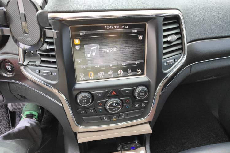 Used Jeep Grand Cherokee 2015 3.0TD Diesel Comfort Navigation Edition Audio And AC Panel
