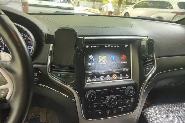 Used Jeep Grand Cherokee 2015 3.6L Luxury Navigation Edition Audio And AC Panel