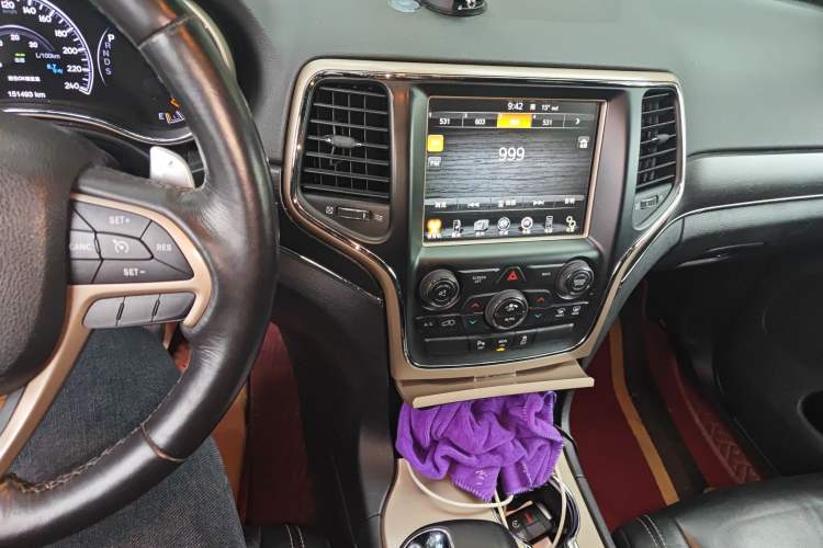 Used Jeep Grand Cherokee 2015 3.0TD Diesel Comfort Navigation Edition Audio And AC Panel