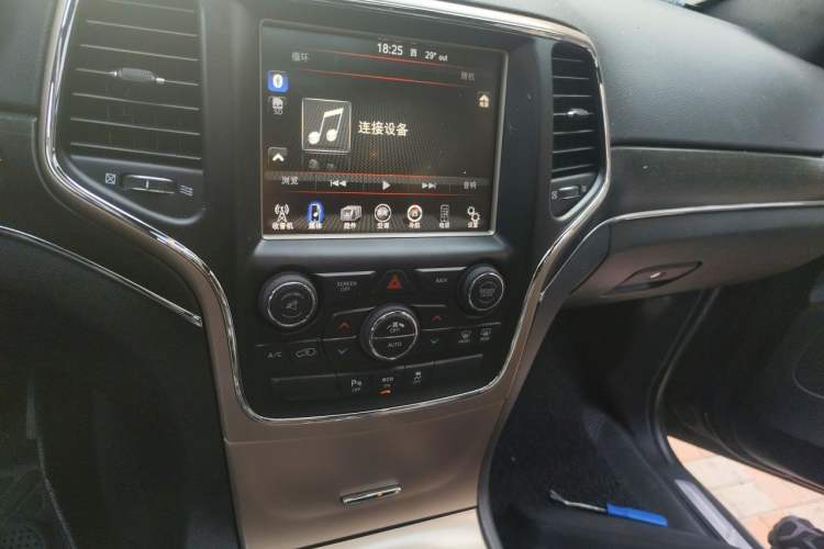 Used Jeep Grand Cherokee 2015 3.0L Comfort Navigation Edition Audio And AC Panel