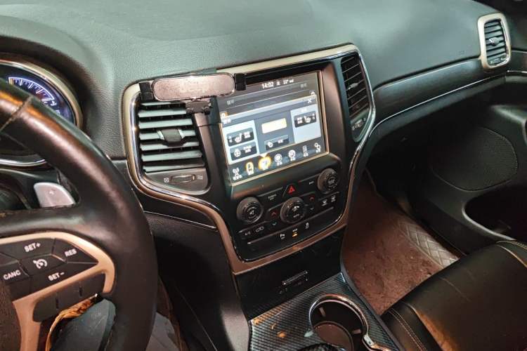 Used Jeep Grand Cherokee 2015 3.0L Comfort Navigation Edition Audio And AC Panel
