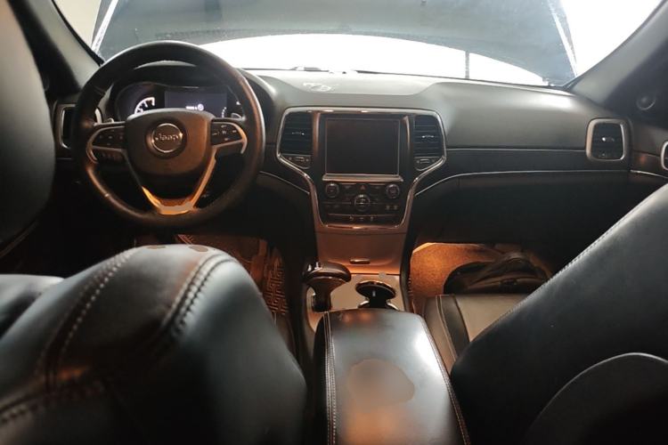 Used Jeep Grand Cherokee 2015 3.0TD Diesel Comfort Navigation Edition Center Console