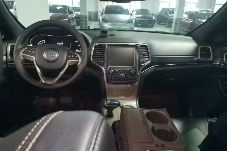Used Jeep Grand Cherokee 2015 3.0L Comfort Navigation Edition Center Console