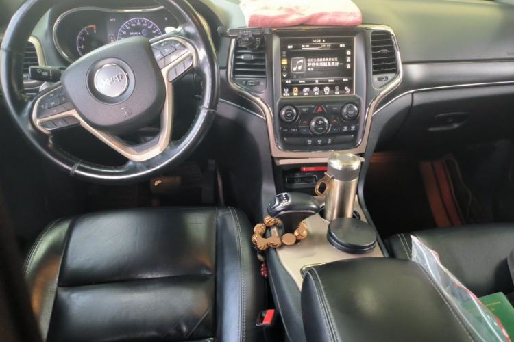 Used Jeep Grand Cherokee 2015 3.0TD Diesel Comfort Navigation Edition Center Console