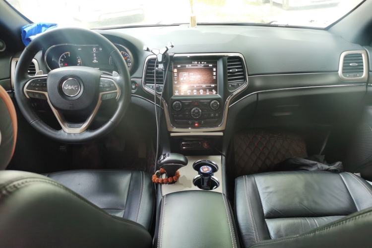 Used Jeep Grand Cherokee 2015 3.0TD Diesel Comfort Navigation Edition Center Console