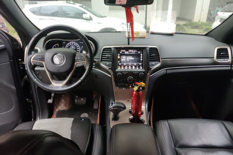 Used Jeep Grand Cherokee 2015 3.0TD Diesel Comfort Navigation Edition Center Console