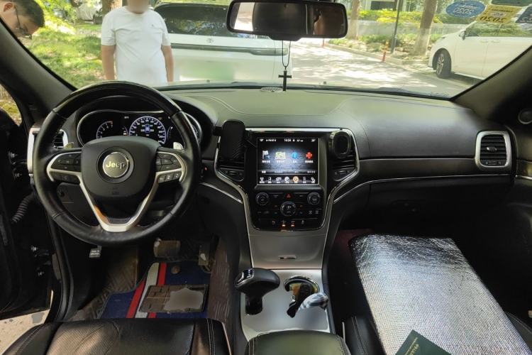 Used Jeep Grand Cherokee 2015 3.6L Luxury Navigation Edition Center Console