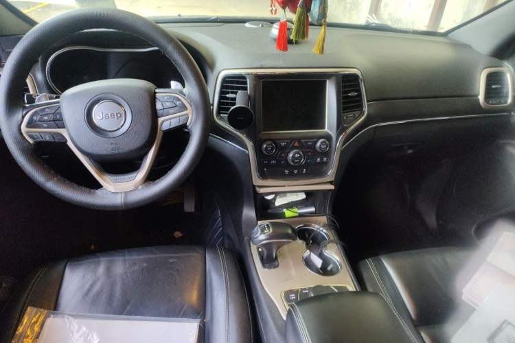Used Jeep Grand Cherokee 2015 3.0TD Diesel Comfort Navigation Edition Center Console
