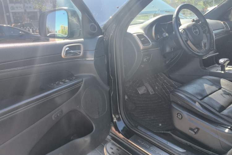 Used Jeep Grand Cherokee 2015 3.0L Comfort Navigation Edition Driver Seat