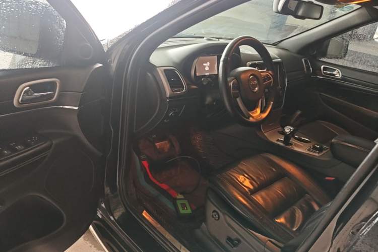 Used Jeep Grand Cherokee 2015 3.0TD Diesel Comfort Navigation Edition Driver Seat