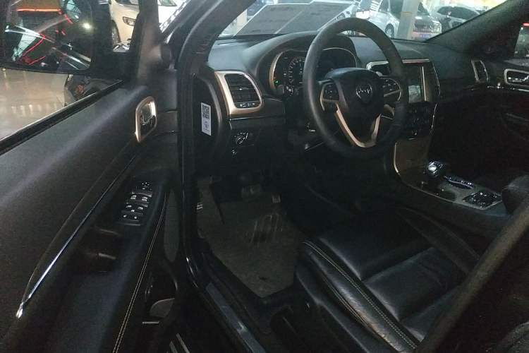 Used Jeep Grand Cherokee 2015 3.0L Comfort Navigation Edition Driver Seat