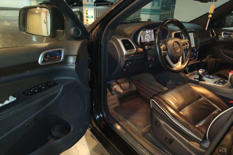 Used Jeep Grand Cherokee 2015 3.6L Luxury Navigation Edition Driver Seat