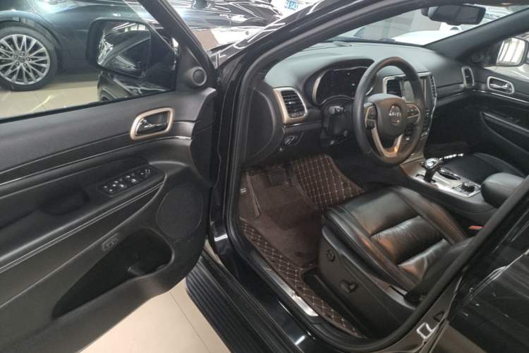 Used Jeep Grand Cherokee 2015 3.0L Comfort Navigation Edition Driver Seat