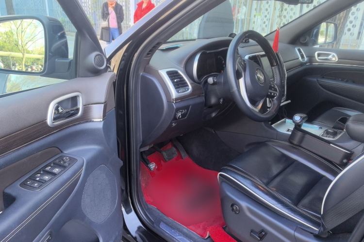 Used Jeep Grand Cherokee 2015 3.6L Luxury Navigation Edition Driver Seat