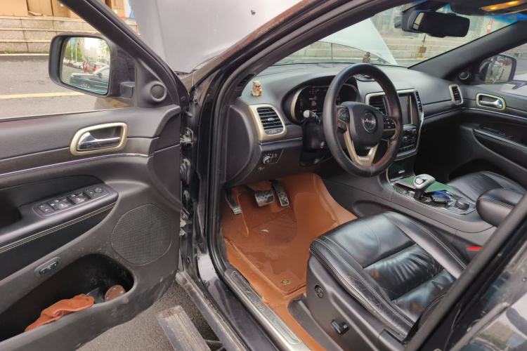 Used Jeep Grand Cherokee 2015 3.0TD Diesel Comfort Navigation Edition Driver Seat