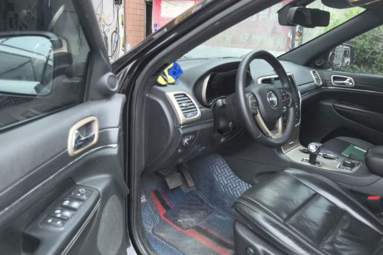 Used Jeep Grand Cherokee 2015 3.0TD Diesel Elite Navigation Edition Driver Seat