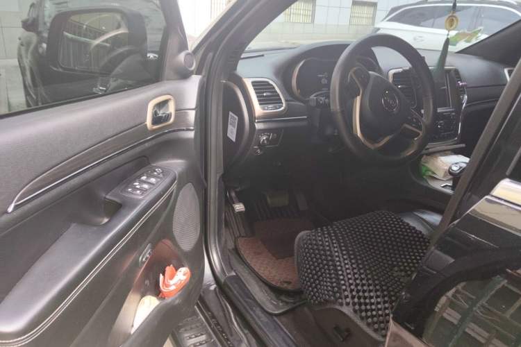 Used Jeep Grand Cherokee 2015 3.0L Elite Navigation Edition Driver Seat