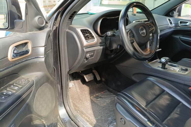 Used Jeep Grand Cherokee 2015 3.0L Elite Navigation Edition Driver Seat