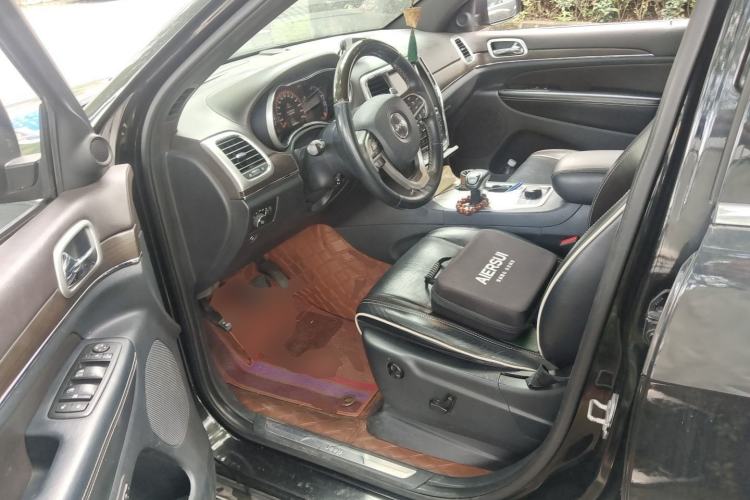 Used Jeep Grand Cherokee 2015 3.6L Luxury Navigation Edition Driver Seat