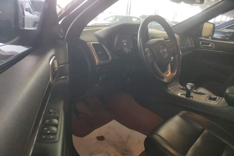 Used Jeep Grand Cherokee 2015 3.0L Elite Navigation Edition Driver Seat