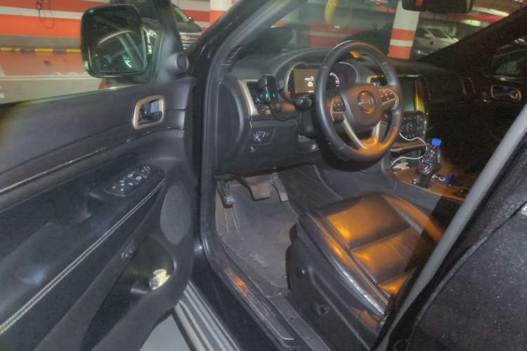 Used Jeep Grand Cherokee 2015 3.0L Comfort Navigation Edition Driver Seat