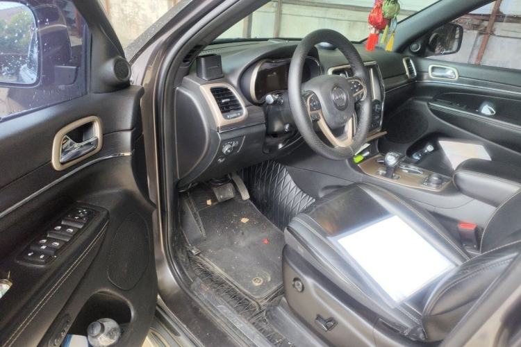 Used Jeep Grand Cherokee 2015 3.0TD Diesel Comfort Navigation Edition Driver Seat