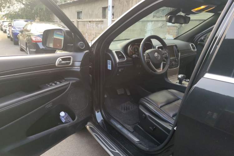 Used Jeep Grand Cherokee 2015 3.0L Comfort Navigation Edition Driver Seat