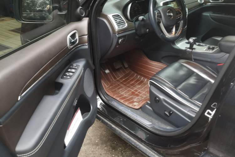 Used Jeep Grand Cherokee 2015 3.6L Luxury Navigation Edition Driver Seat