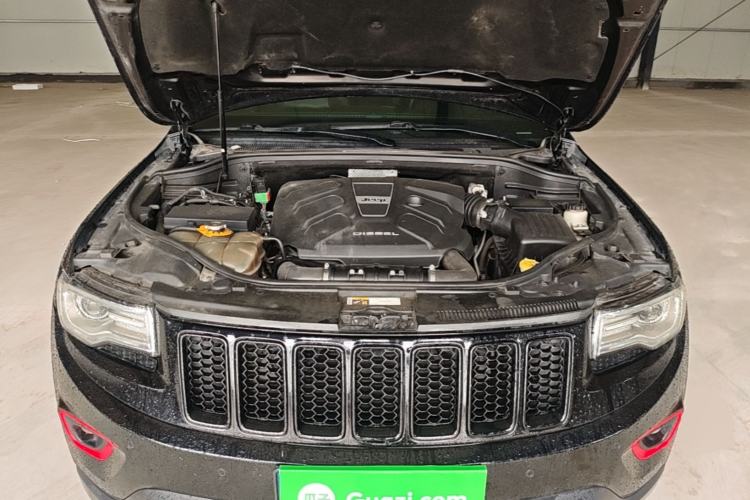 Used Jeep Grand Cherokee 2015 3.0TD Diesel Comfort Navigation Edition Engine Bay