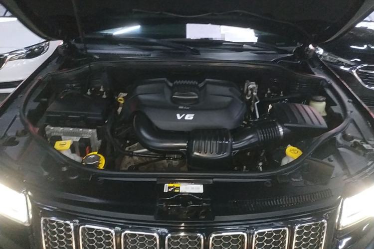 Used Jeep Grand Cherokee 2015 3.0L Comfort Navigation Edition Engine Bay