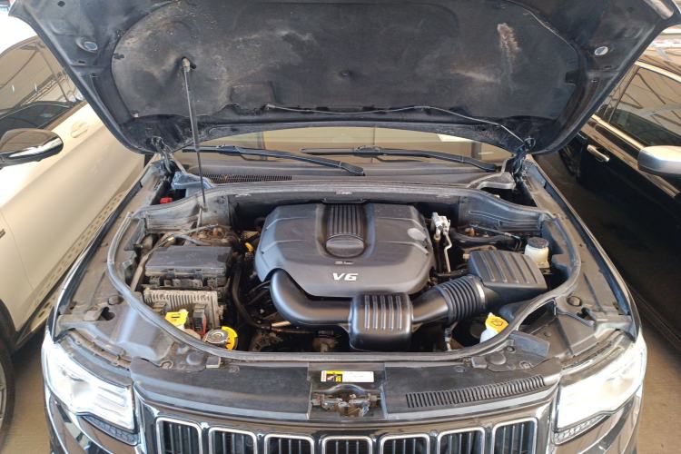 Used Jeep Grand Cherokee 2015 3.0L Elite Navigation Edition Engine Bay