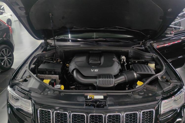 Used Jeep Grand Cherokee 2015 3.6L Luxury Navigation Edition Engine Bay
