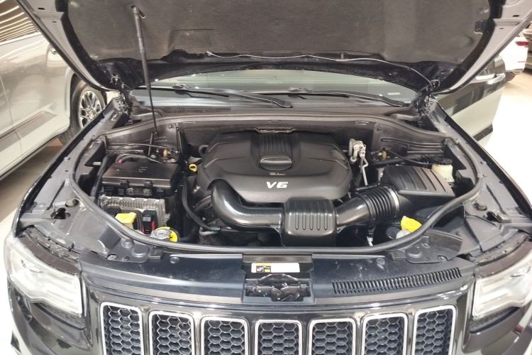 Used Jeep Grand Cherokee 2015 3.6L Luxury Navigation Edition Engine Bay
